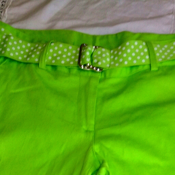 NO BOUNDARIES Stretch Capris with Ribbon Belt